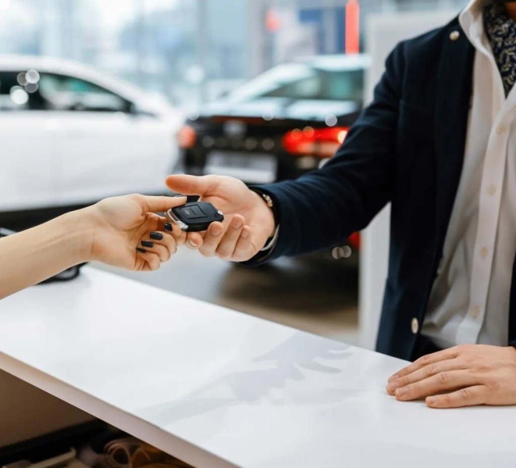 فنيو Battery Zone UAE أثناء العمل